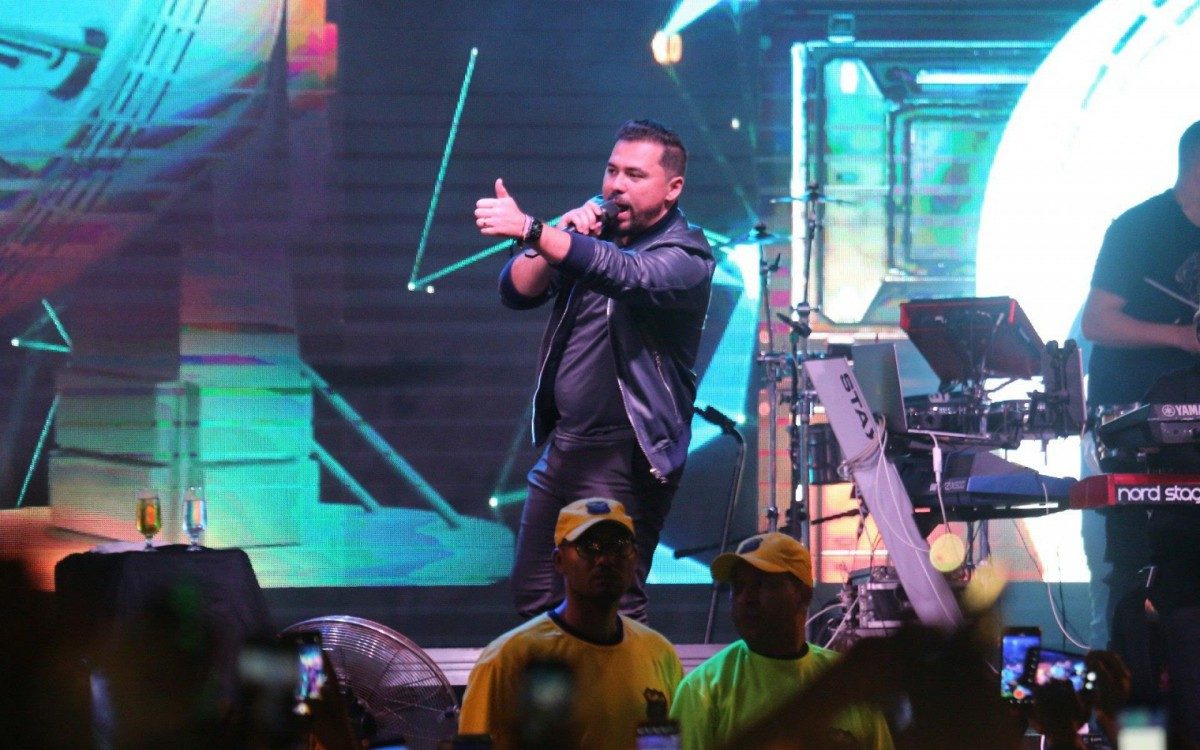 Xand Avi&atilde;o se apresenta na Feira de S&atilde;o Crist&oacute;v&atilde;o na madrugada de ter&ccedil;a-feira