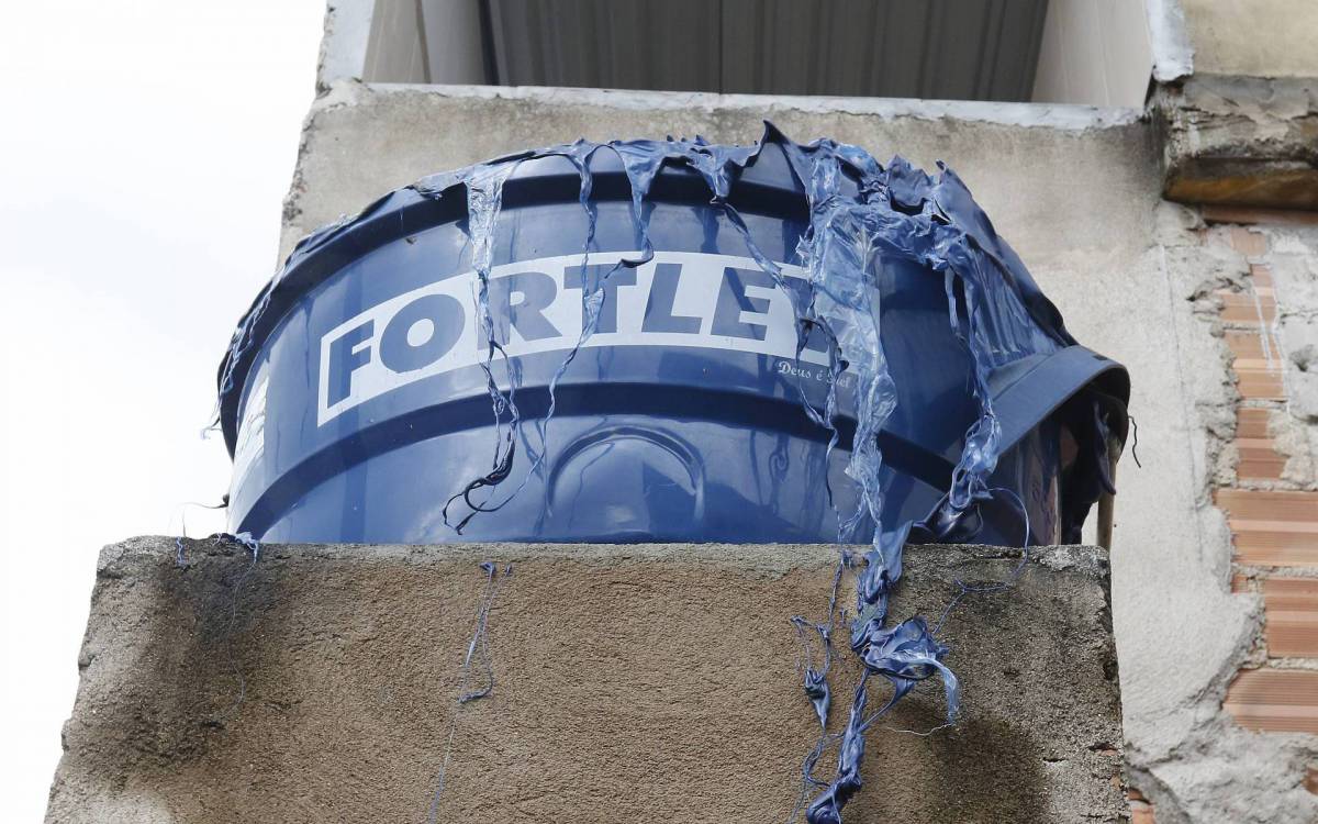 Geral - Incendio de grandes propor&ccedil;oes atinge deposito de gas em Duque de Caxias, na baixada fluminense, na manha de hoje. Na foto, caixa dagua derretida com o calor do incendio.