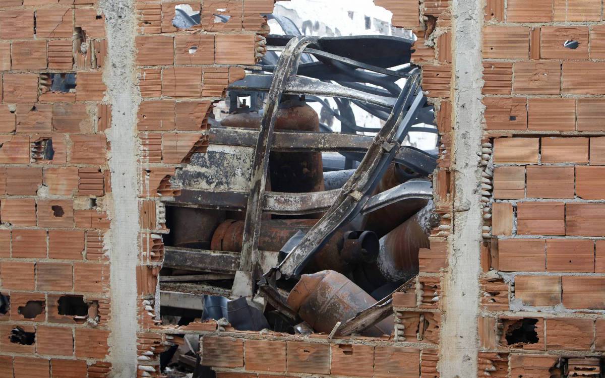 Geral - Incendio de grandes propor&ccedil;oes atinge deposito de gas em Duque de Caxias, na baixada fluminense, na manha de hoje. Na foto, muro do deposito.