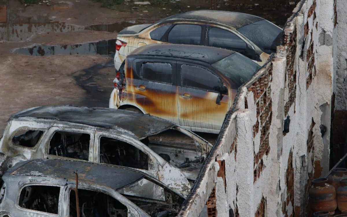 Inc&ecirc;ndio atingiu dep&oacute;sito de g&aacute;s em Duque de Caxias. Dezenas de carros e caminh&otilde;es ficaram destru&iacute;dos. Calor chegou a derreter caixas d'&aacute;gua e botij&atilde;o voou contra a parede uma casa na vizinhan&ccedil;a