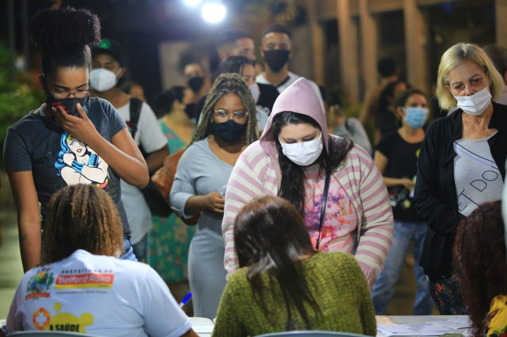 A vacinação à noite na estação atraiu um bom público, pois muitas pessoas não conseguem tempo durante o dia - Rafael Barreto / PMBR