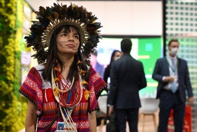 Jovem indígena brasileira discursa a favor do combate à mudança climática na COP26