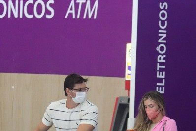 Grazi Massafera e o novo affair são flagrados em aeroporto do Rio de Janeiro