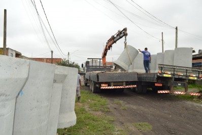 Secretaria de Obras prepara pavimentação de rua no Parque Mariana