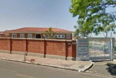 Polícia prende mulher que extorquiu padre ao flagrar conversa íntima dele com o marido