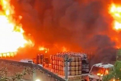 Incêndio de grandes proporções atinge depósito de gás em Duque de Caxias