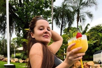Foto! De maiô fio-dental, Maiara toma drinque na piscina