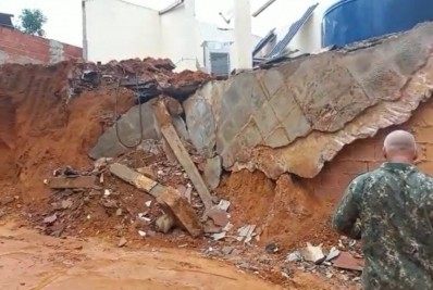 Prefeitura de Búzios embarga obra irregular que pode gerar risco de desabamento em três propriedade na Rasa