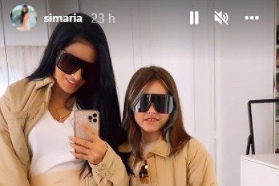 Ao lado da mãe, filha de Simaria posa com bolsa de R$ 9 mil