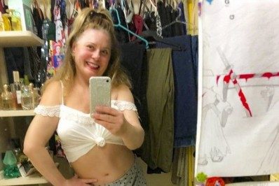 Aos 69 anos, Vera Fischer posa com a barriguinha de fora