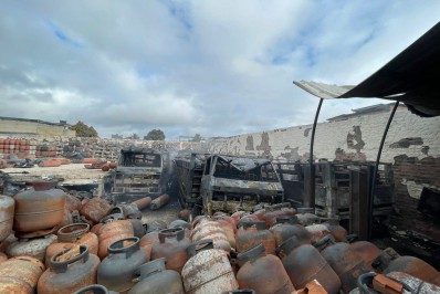 Incêndio de grandes proporções atinge depósito de gás em Duque de Caxias