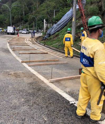 Pista sentido Graja&uacute; est&aacute; interditada, na altura do Engenho Novo, devido a um deslizamento - Divulga&ccedil;&atilde;o