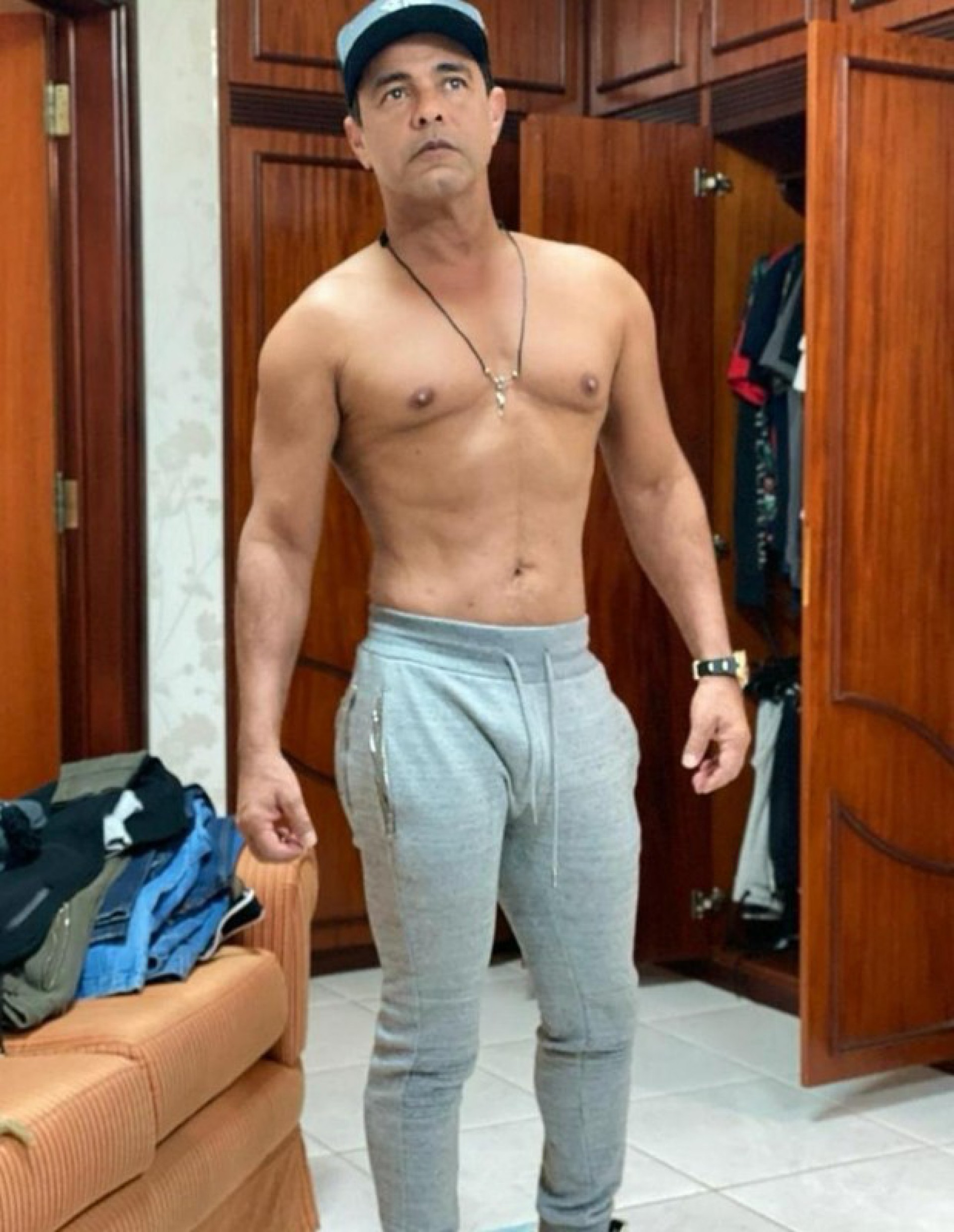 Zezé Di Camargo compartilha foto sem camisa e diz: 'Não tem Photoshop' - Reprodução Internet