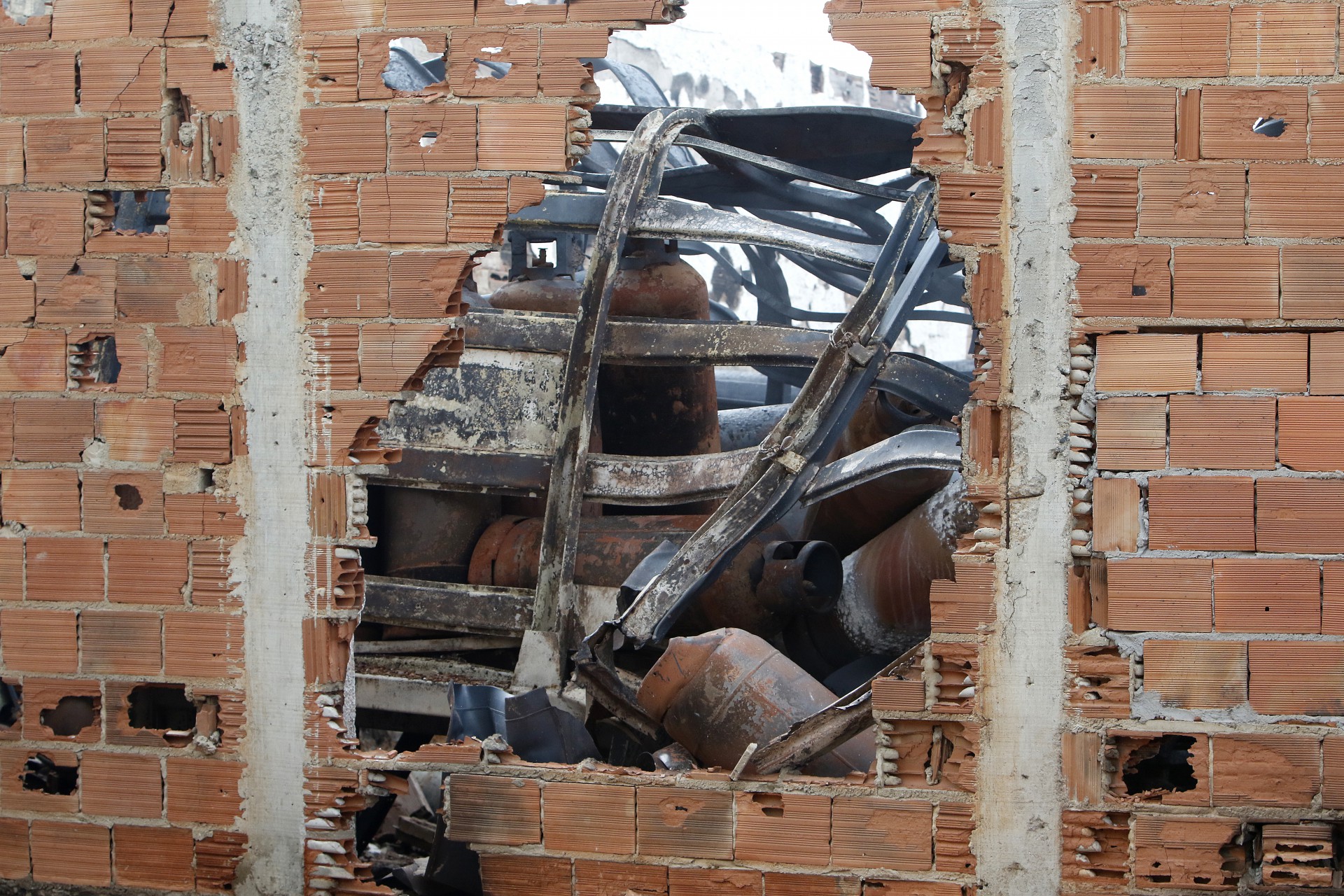 Geral - Incendio de grandes proporçoes atinge deposito de gas em Duque de Caxias, na baixada fluminense, na manha de hoje. Na foto, muro do deposito. - Reginaldo Pimenta / Agencia O Dia