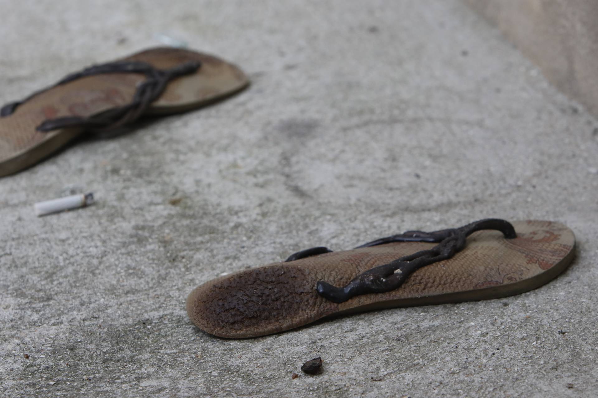 Inc&ecirc;ndio atingiu dep&oacute;sito de g&aacute;s em Duque de Caxias. Dezenas de carros e caminh&otilde;es ficaram destru&iacute;dos. Calor chegou a derreter caixas d'&aacute;gua e botij&atilde;o voou contra a parede uma casa na vizinhan&ccedil;a - Reginaldo Pimenta / Agencia O Dia