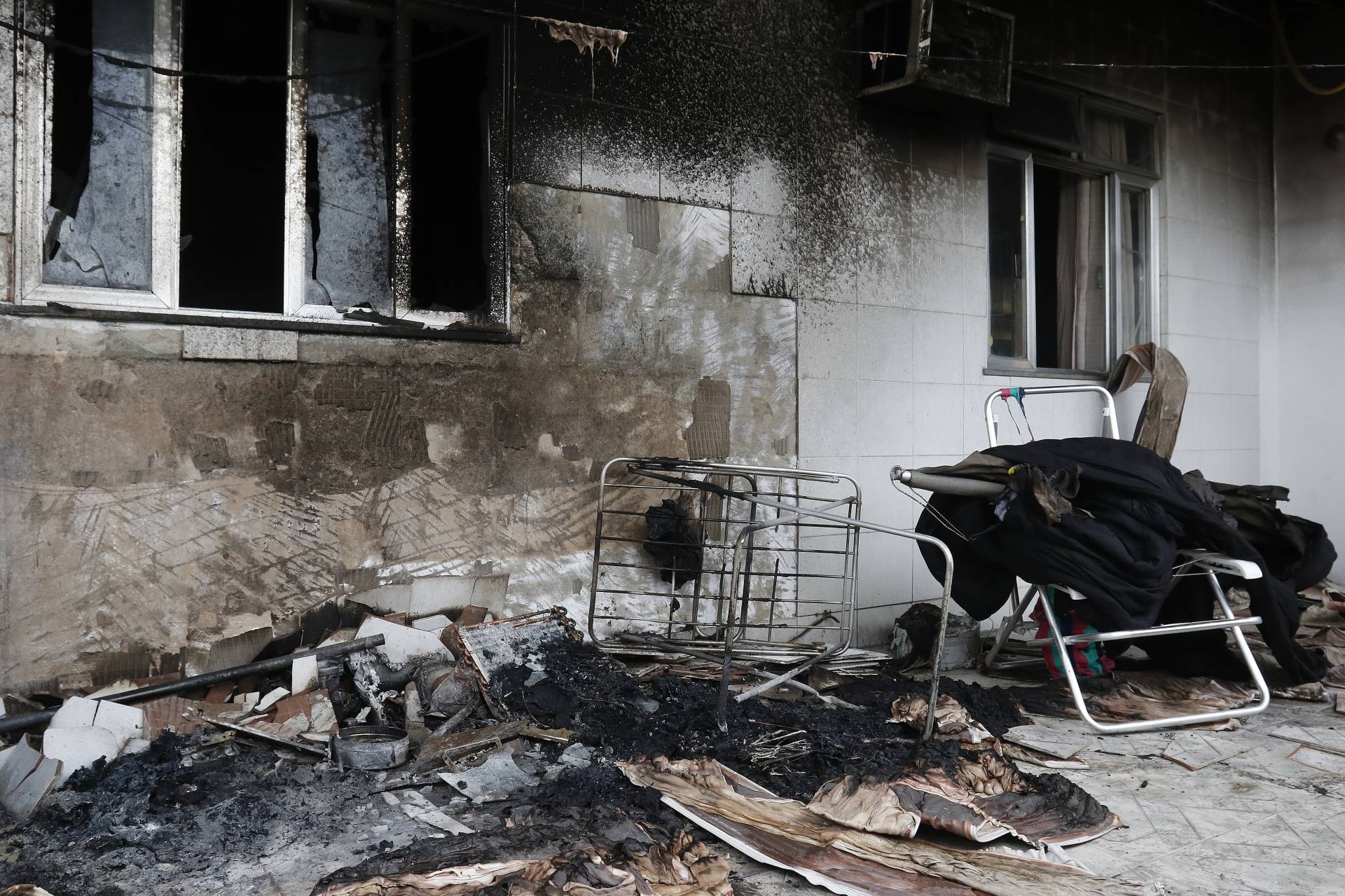 Inc&ecirc;ndio atingiu dep&oacute;sito de g&aacute;s em Duque de Caxias. Dezenas de carros e caminh&otilde;es ficaram destru&iacute;dos Na foto, casa vizinha ao dep&oacute;sito atingida pelo inc&ecirc;ndio - Reginaldo Pimenta / Agencia O Dia