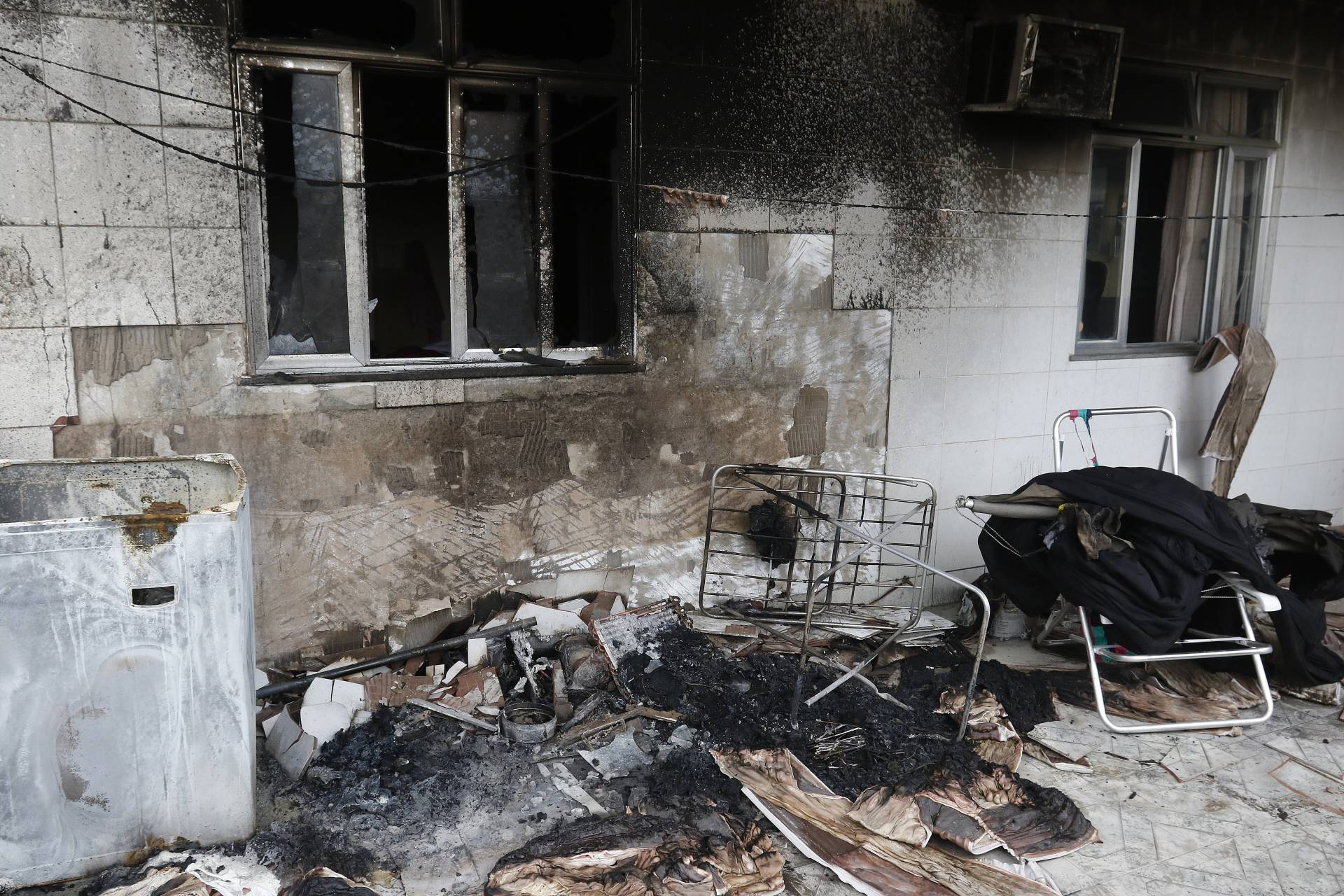 Inc&ecirc;ndio atingiu dep&oacute;sito de g&aacute;s em Duque de Caxias. Dezenas de carros e caminh&otilde;es ficaram destru&iacute;dos Na foto, casa vizinha ao dep&oacute;sito atingida pelo inc&ecirc;ndio - Reginaldo Pimenta / Agencia O Dia