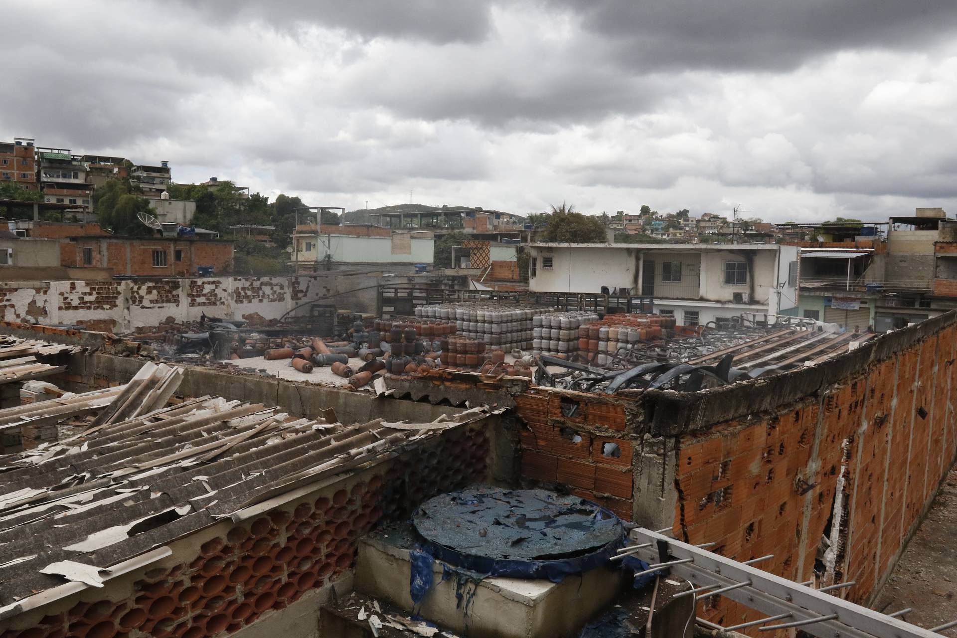 Geral - Incendio de grandes proporçoes atinge deposito de gas em Duque de Caxias, na baixada fluminense, na manha de hoje. - Reginaldo Pimenta / Agencia O Dia