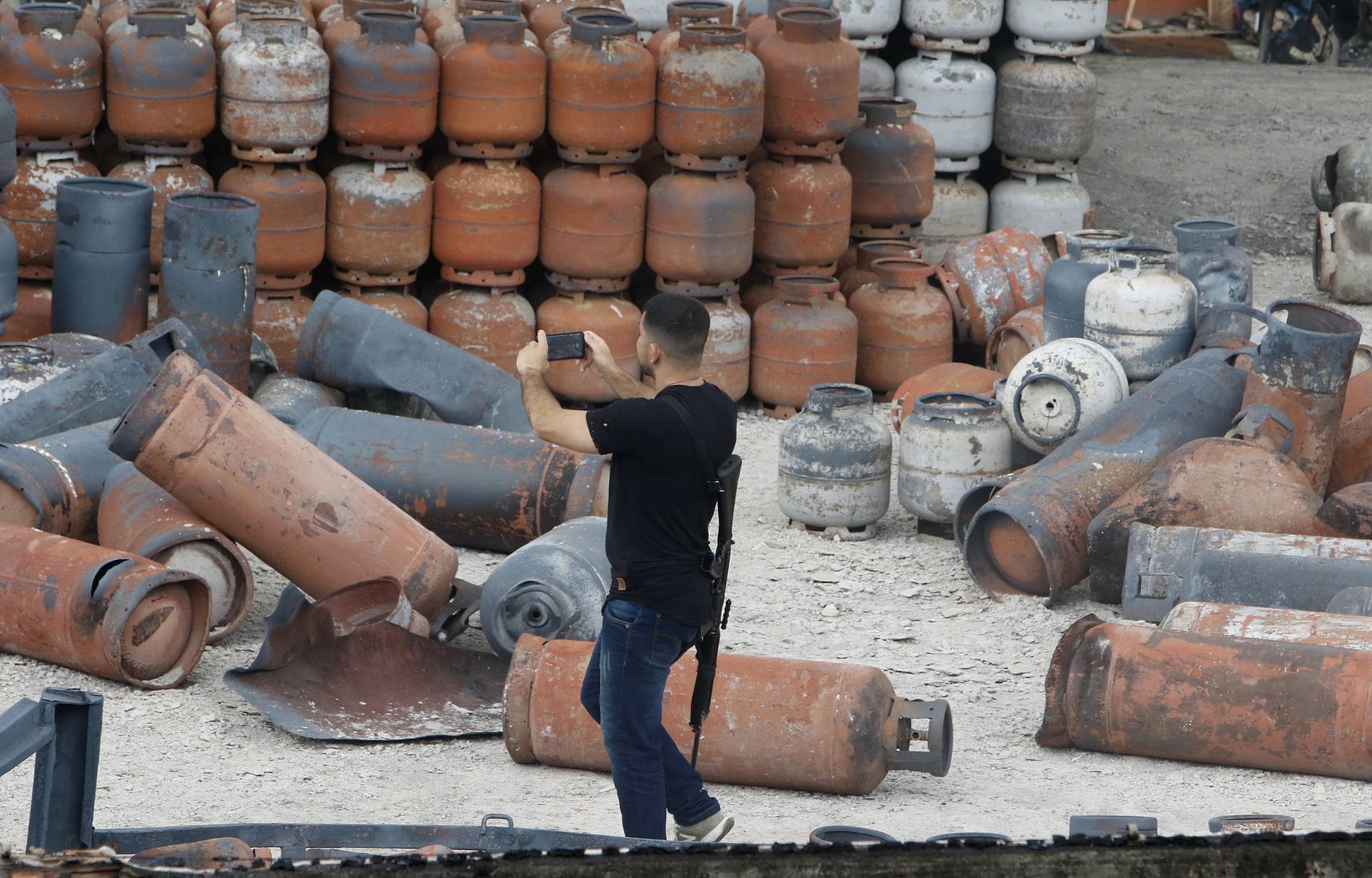 Geral - Incendio de grandes proporçoes atinge deposito de gas em Duque de Caxias, na baixada fluminense, na manha de hoje. Na foto, pericia no local. - Reginaldo Pimenta / Agencia O Dia