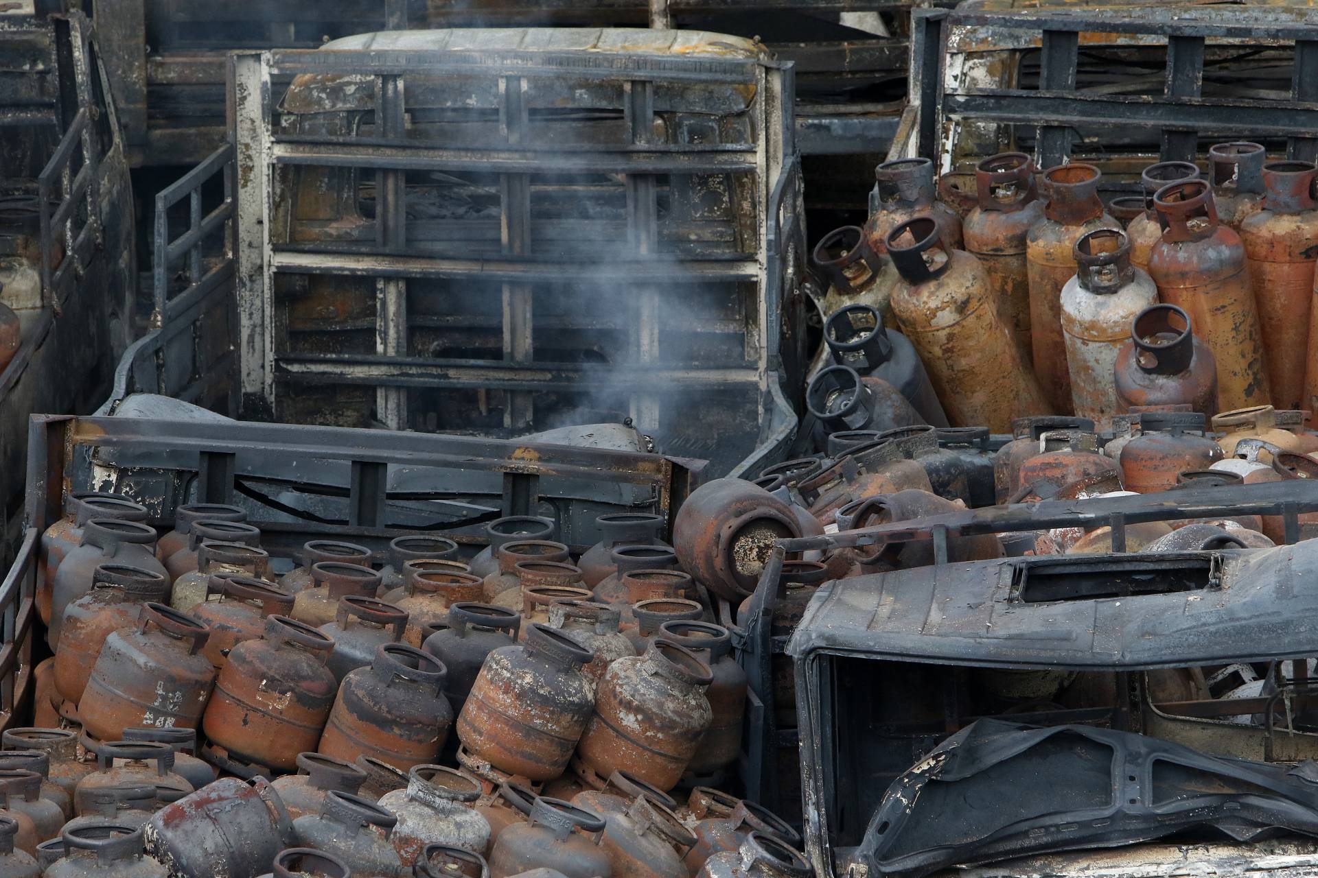 Geral - Incendio de grandes proporçoes atinge deposito de gas em Duque de Caxias, na baixada fluminense, na manha de hoje. - Reginaldo Pimenta / Agencia O Dia