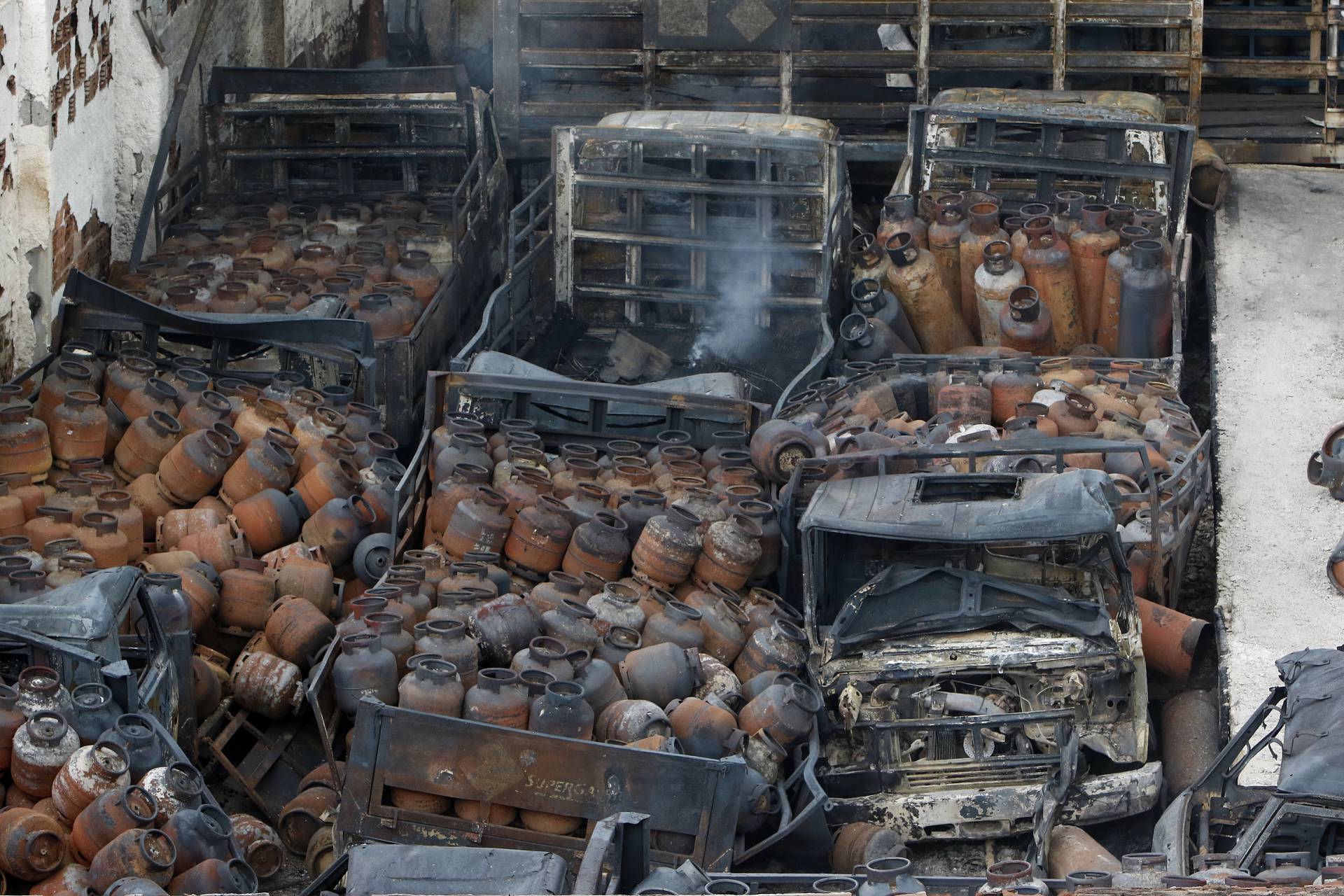 Geral - Incendio de grandes proporçoes atinge deposito de gas em Duque de Caxias, na baixada fluminense, na manha de hoje. - Reginaldo Pimenta