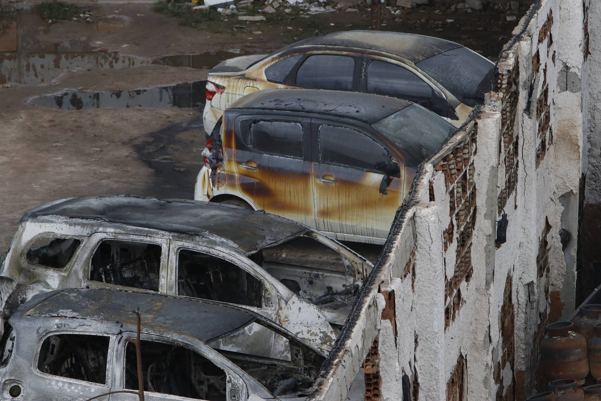 Geral - Incendio de grandes proporçoes atinge deposito de gas em Duque de Caxias, na baixada fluminense, na manha de hoje. - Reginaldo Pimenta / Agencia O Dia