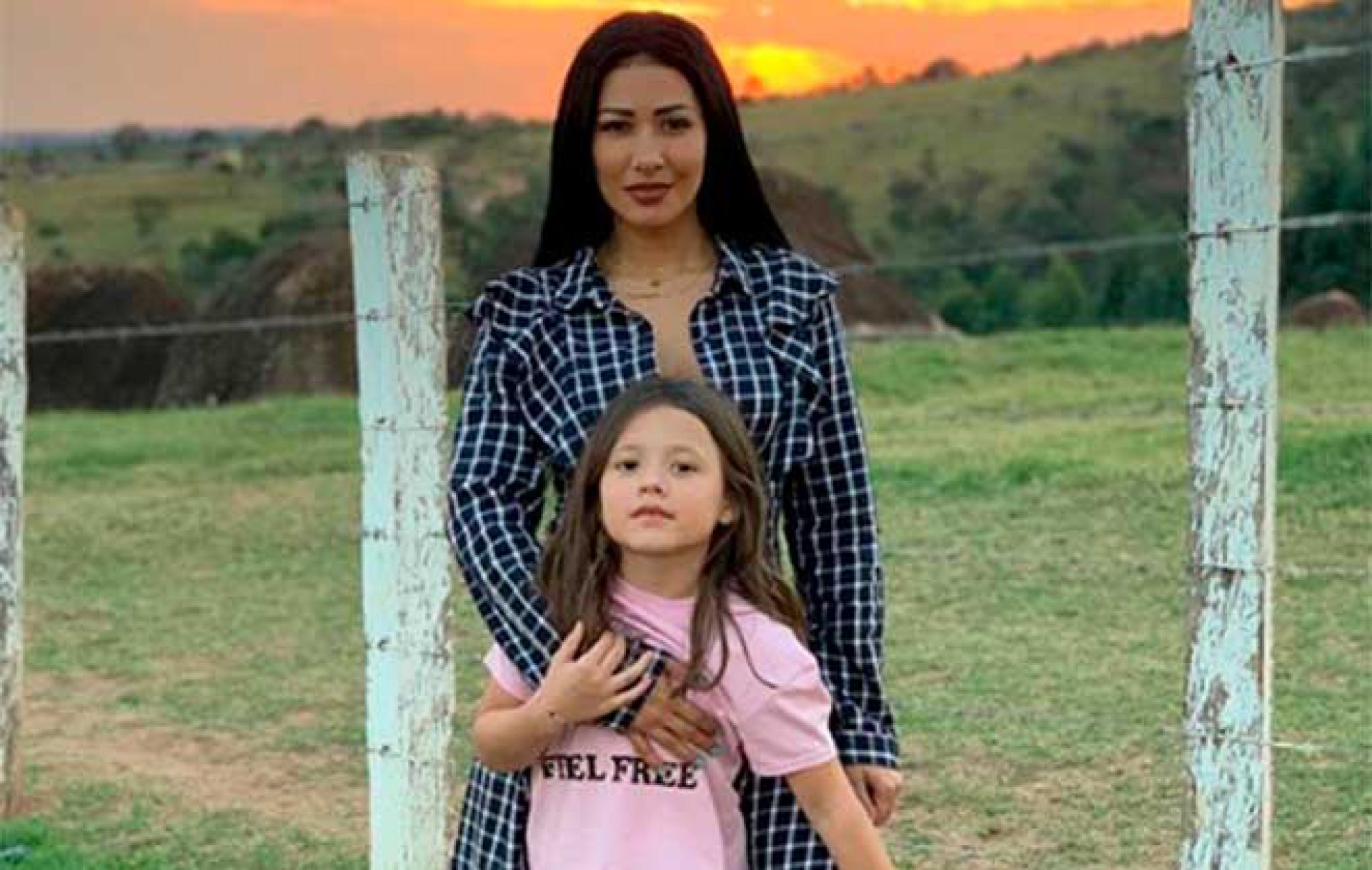 Cantora posou ao lado da filha - Reprodução