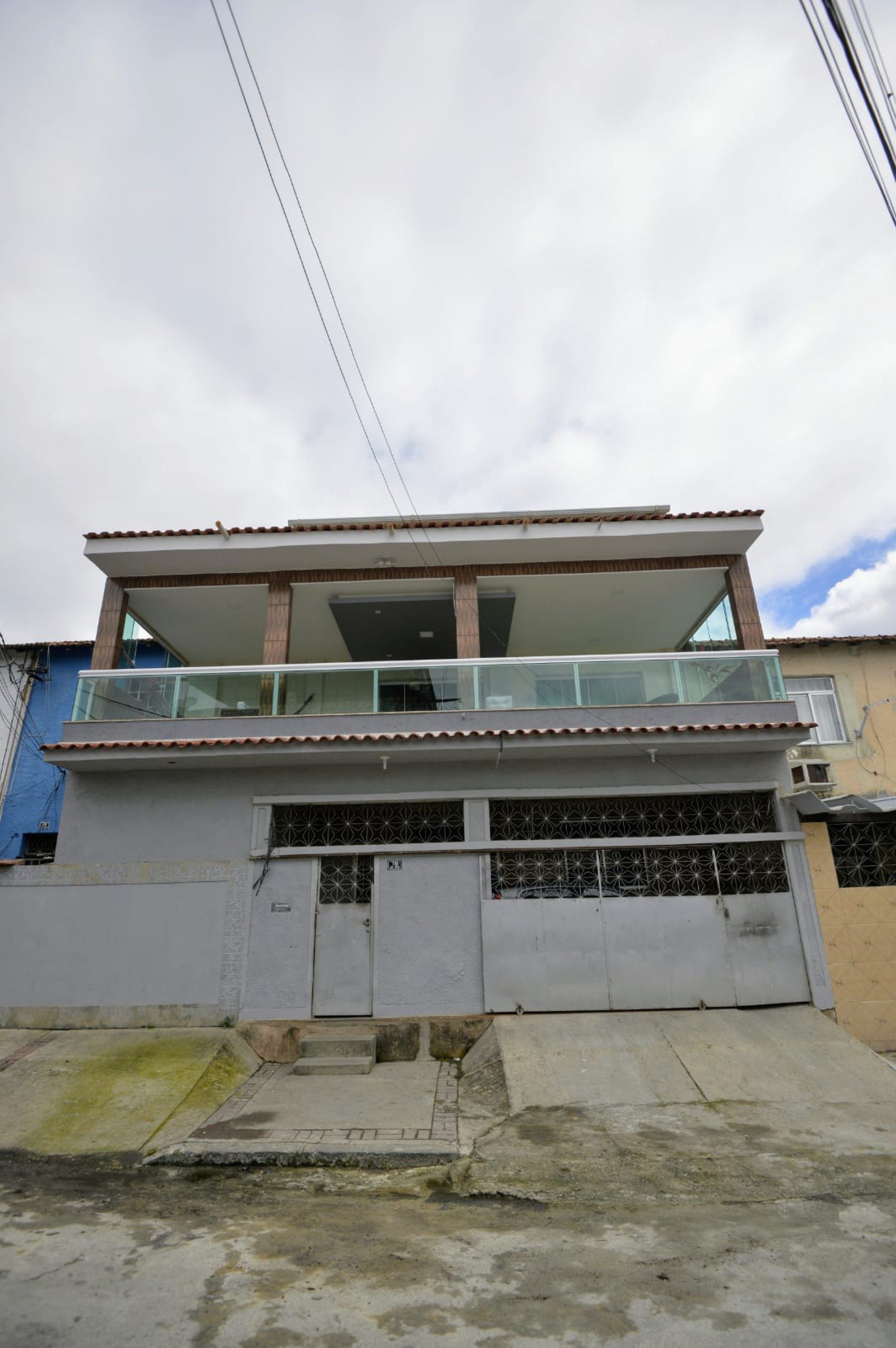 Apartamento na Rua Merouca, em Barros Filhos, foi invadido na terça-feira por Carlos Henrique Batista, que matou a ex-namorada, Geilza Alves, o filho dela, Alan Alves, e baleou outro filho, Marcos Vinícius da Silva. Carlos cometeu suicídio em seguida - FABIO COSTA/AGÊNCIA O DIA