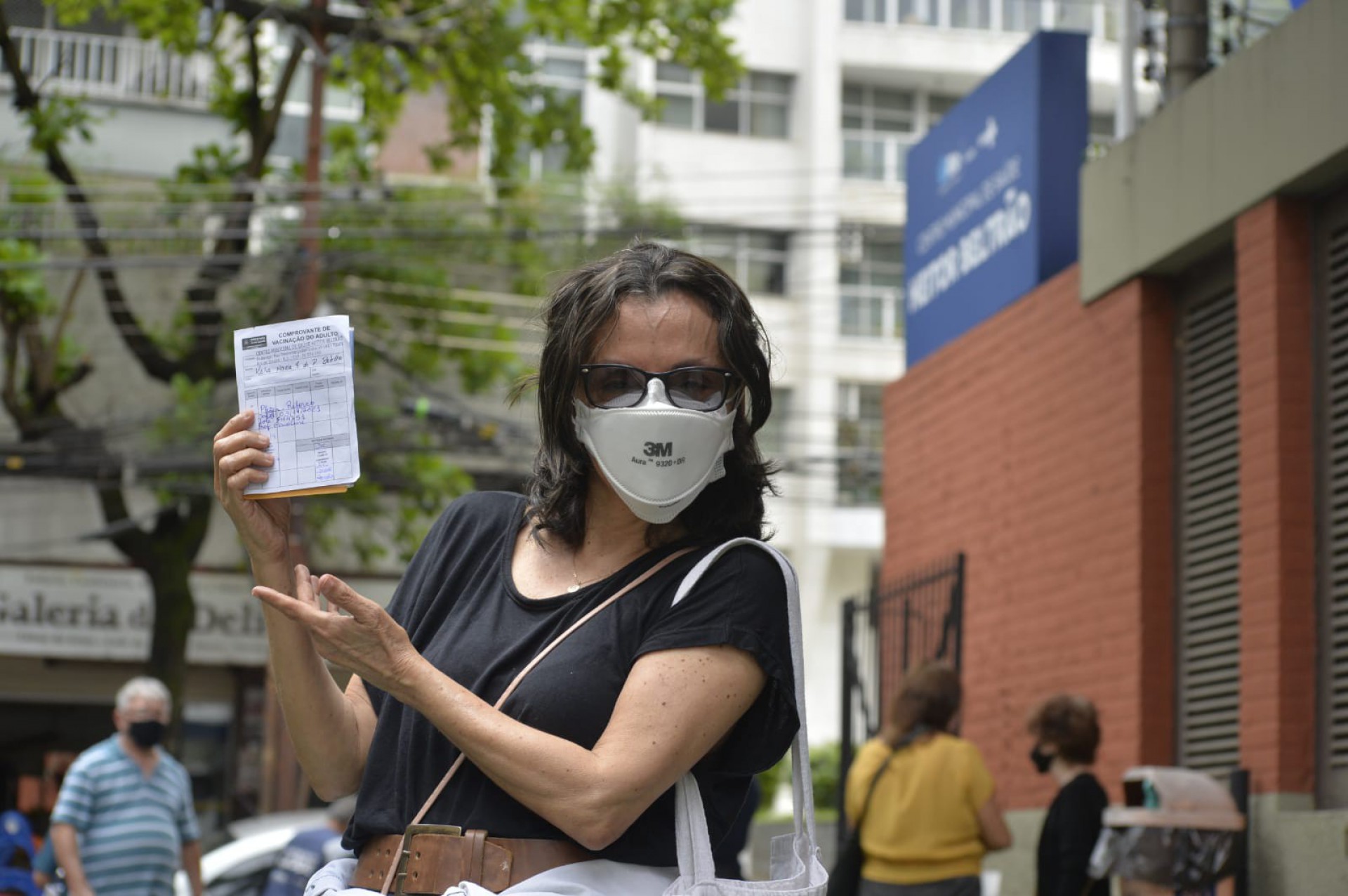 Na foto, Katia Iunes, de 52 anos, vacinada no Centro de Saúde Heitor Beltrão - Marcos Porto/Agência O DIA