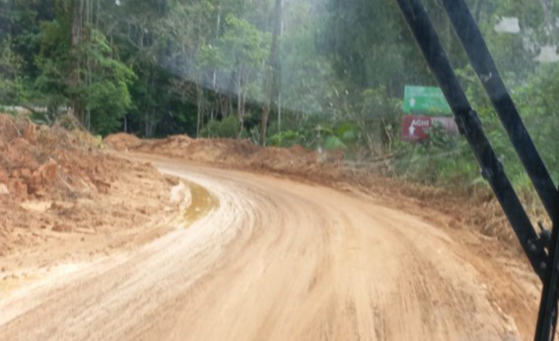 Na RJ-163, h&aacute; dois pontos em meia pista