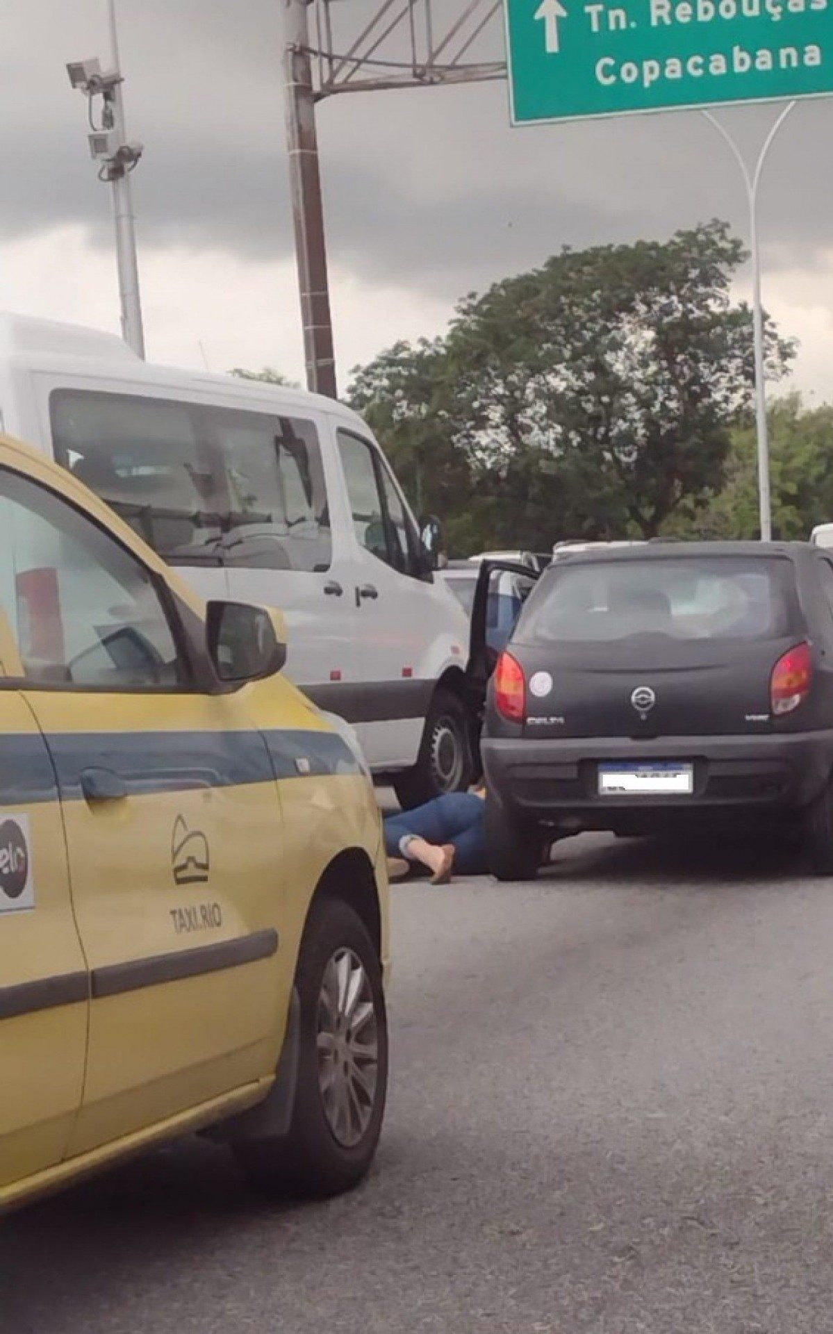 Tiroteio na Mar&eacute; causa p&acirc;nico na Linha Vermelha e motoristas abandonam ve&iacute;culos para buscar prote&ccedil;&atilde;o