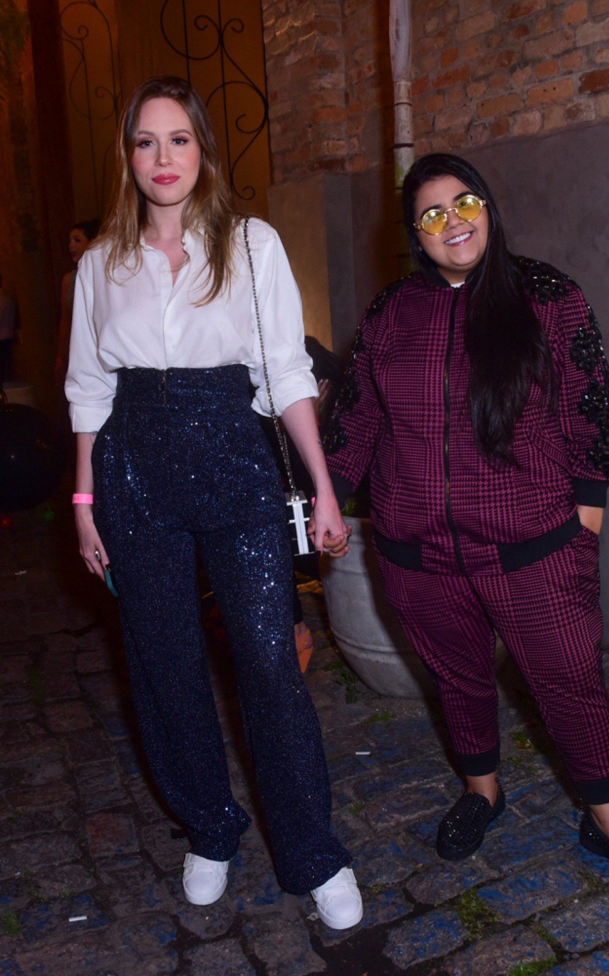 Yasmin (&agrave; direita), irm&atilde; de Whindersson Nunes, e a namorada