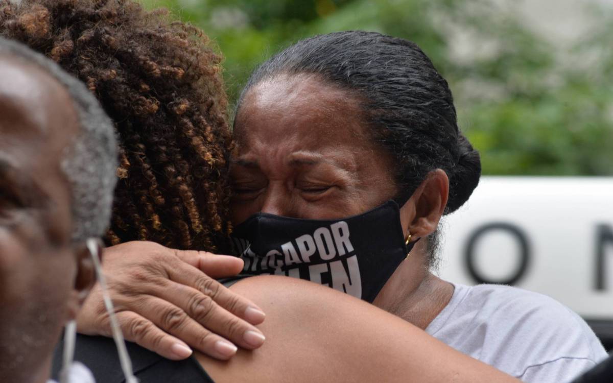 Rio de Janeiro - 04/11/2021 - CIDADE/ Rio de Janeiro - Manifestantes da marcha das favelas  se reuniram na tarde de hoje ao lado do predio da Alerj, Sayonara Oliveira , av&oacute; da jovem Kathlen Romeu , assassinada   Foto : Fabio Costa/ Agencia O Dia