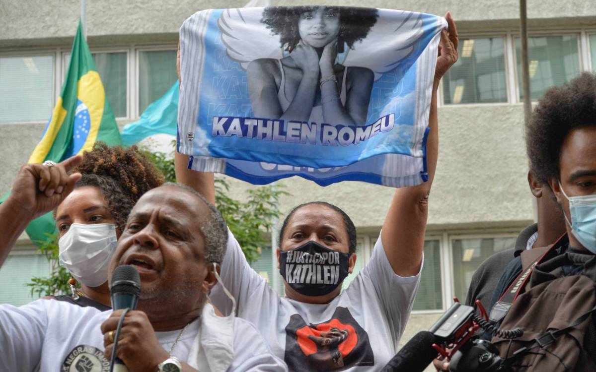 Rio de Janeiro - 04/11/2021 - CIDADE/ Rio de Janeiro - Manifestantes da marcha das favelas  se reuniram na tarde de hoje ao lado do predio da Alerj, Sayonara Oliveira , av&oacute; da jovem Kathlen Romeu , assassinada   Foto : Fabio Costa/ Agencia O Dia