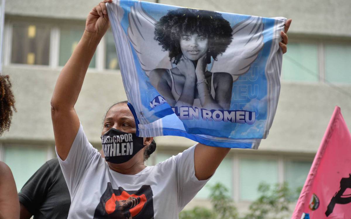 Rio de Janeiro - 04/11/2021 - CIDADE/ Rio de Janeiro - Manifestantes da marcha das favelas  se reuniram na tarde de hoje ao lado do predio da Alerj, Sayonara Oliveira , av&oacute; da jovem Kathlen Romeu , assassinada   Foto : Fabio Costa/ Agencia O Dia