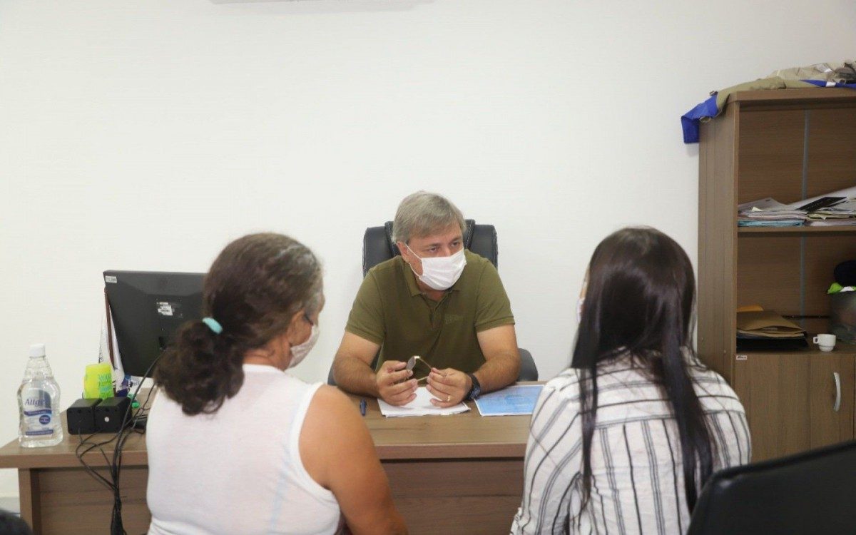Alexandre Martins atendendo no bairro da Rasa duas vezes por semana, e uma vez, ele vai a Cem Bra&ccedil;as, outro bairro perif&eacute;rico da cidade.  