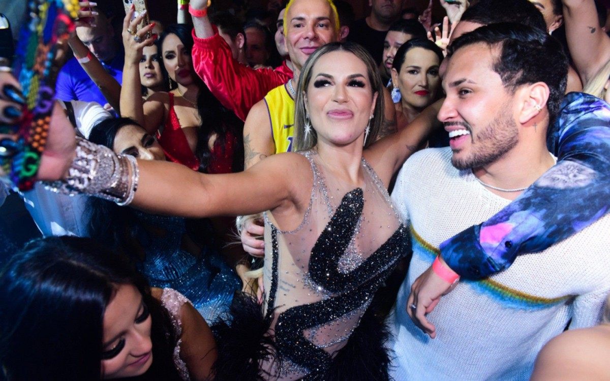 Deolane Bezerra, vi&uacute;va de MC Kevin, comemora anivers&aacute;rio com fest&atilde;o para 500 pessoas em mans&atilde;o de S&atilde;o Paulo