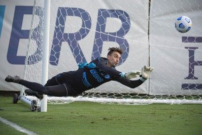 Empresários de César se reúnem com Flamengo e tentam renovação de contrato do goleiro