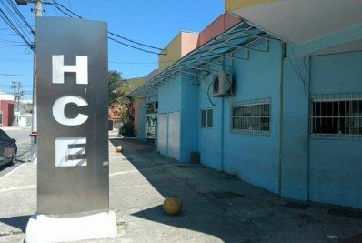 Homem esfaqueado em tentativa de assalto em Cabo Frio estava foragido da Justiça e termina preso em hospital