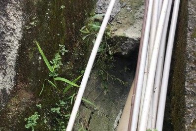 Após chuvas, passarela tem estrutura danificada em Barra Mansa