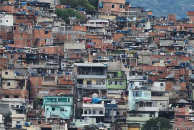 A dose extra de atenção a moradores de comunidades — e a disputa política