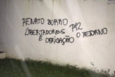 Muro de CT do Flamengo é pichado com críticas a Renato Gaúcho e cobrança por Libertadores