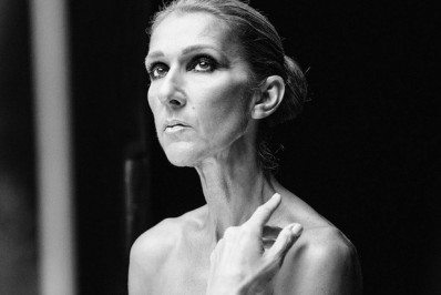 Celine Dion não consegue mais sair da cama, diz parente após adiamento de show