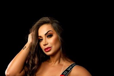 Inocentes de Belford Roxo coroará rainha de bateria Natália Lage ao som de Marquinhos Sensação