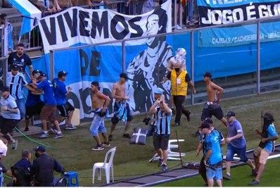 Após invasão de campo, Justiça proíbe torcida do Grêmio em clássico e suspende organizada
