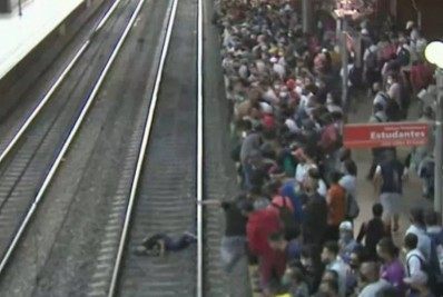 Passageiro convulsiona em estação cheia e cai nos trilhos da CPTM em SP