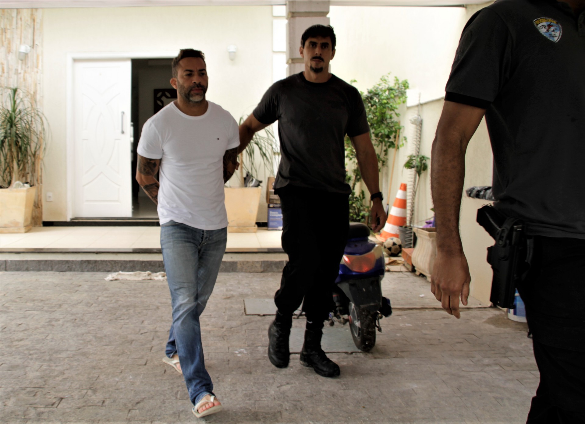 Operação Veritas da Policia Civil, deflagrada nesta quinta feira (04), em Camboinhas Região Oceânica de Niteroi, na foto Eduardo da Costa Ferreira (preso) - Marcos Porto/Agencia O Dia