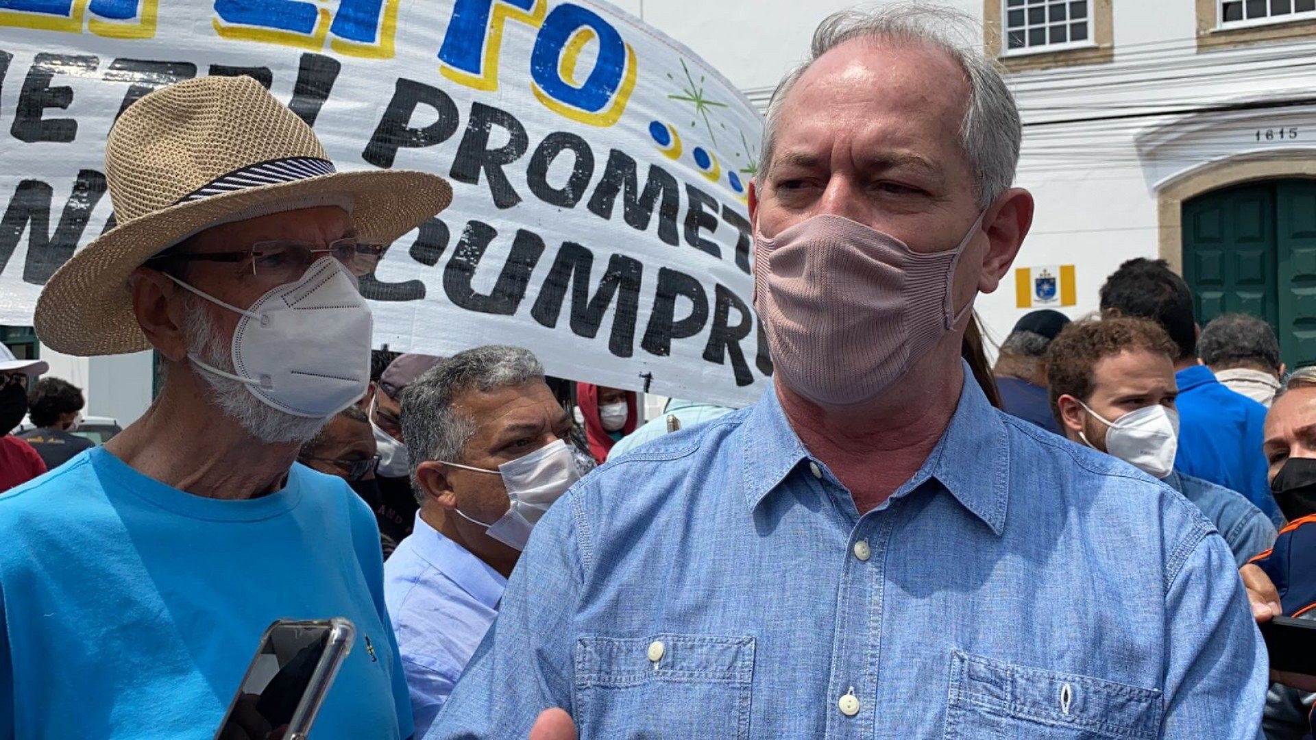 Prefeito Bonif&aacute;cio recebendo o ent&atilde;o presidenci&aacute;vel Ciro Gomes, em Cabo Frio  - Renata Cristiane 