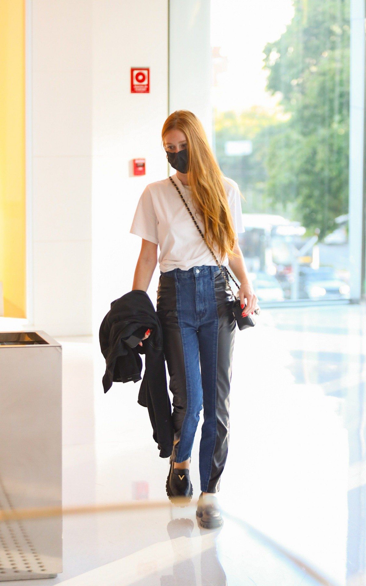 Marina Ruy Barbosa passeia no shopping em que vai inaugurar a primeira loja f&iacute;sica de sua marca, Ginger