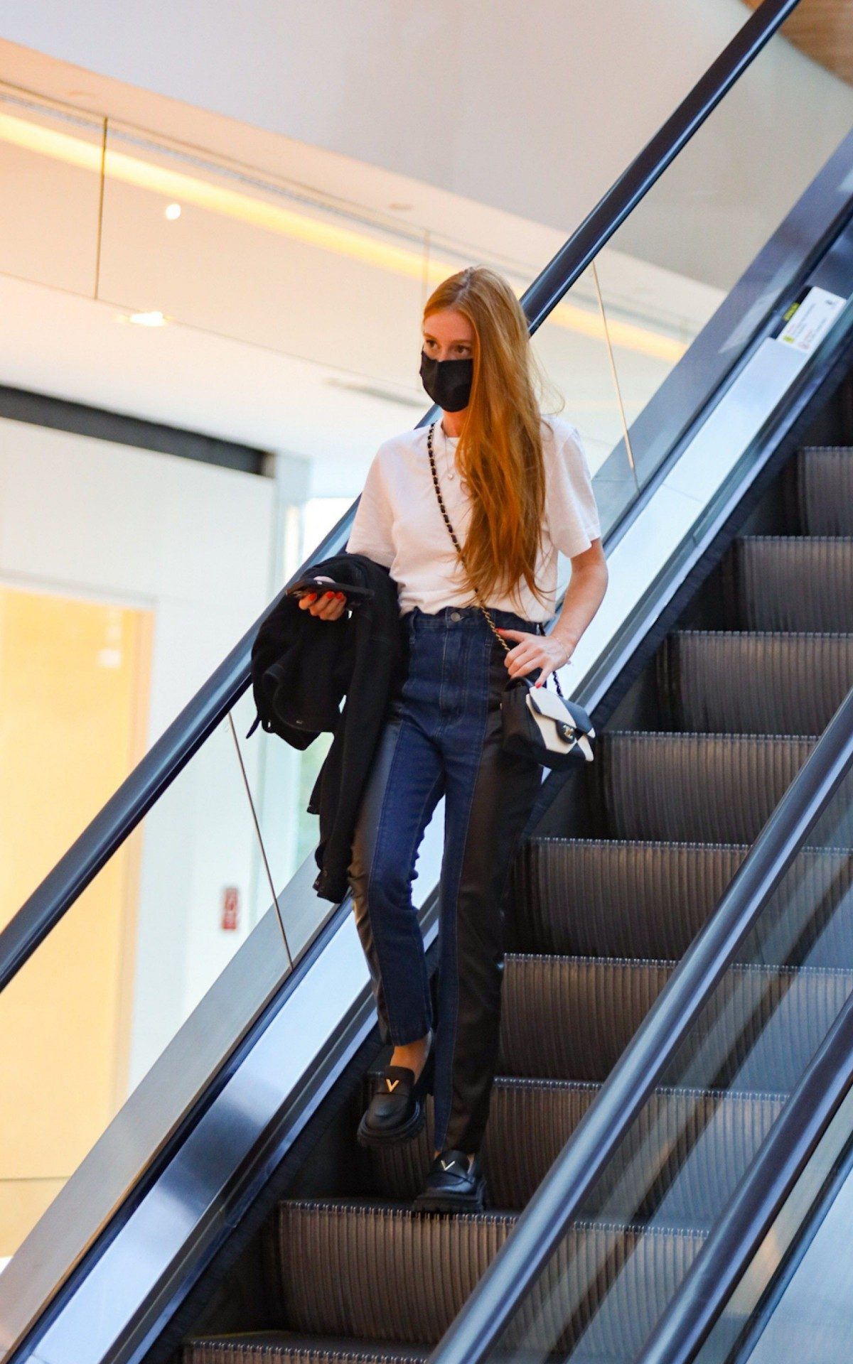 Marina Ruy Barbosa passeia no shopping em que vai inaugurar a primeira loja f&iacute;sica de sua marca, Ginger